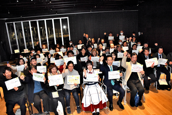 未来づくりアンバサダーのみなさんと宮崎市長の集合写真の画像
