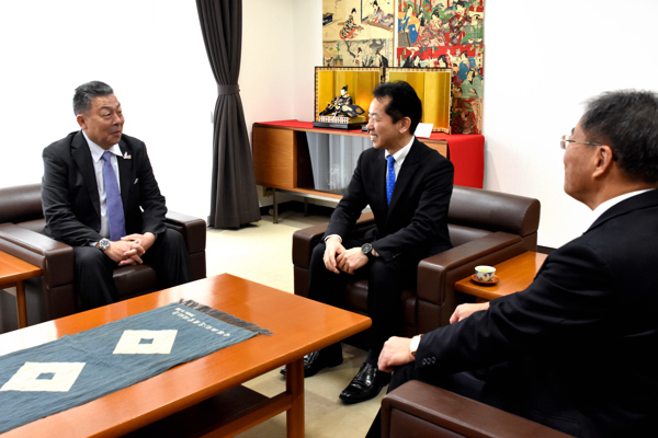 談笑をする平澤さんと宮崎市長と山口副市長の画像