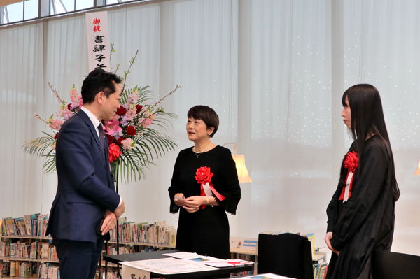西脇順三郎賞の受賞者と話をする宮崎市長の画像