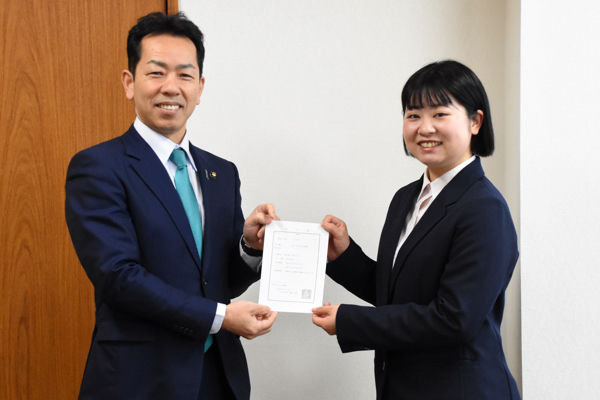 辞令書を持って記念撮影をする福嶋さんと宮崎市長の画像