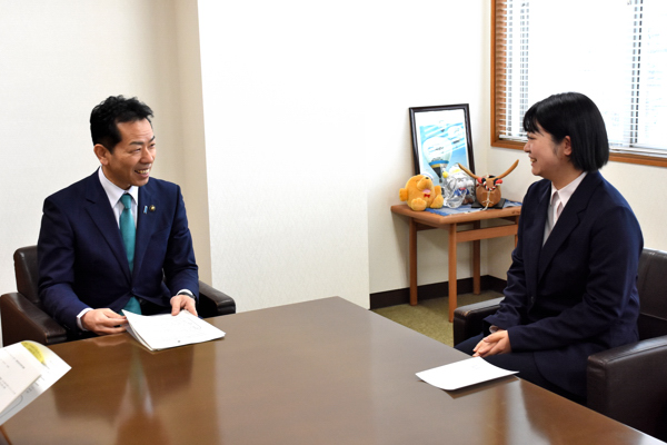 福嶋さんと話をする宮崎市長の画像