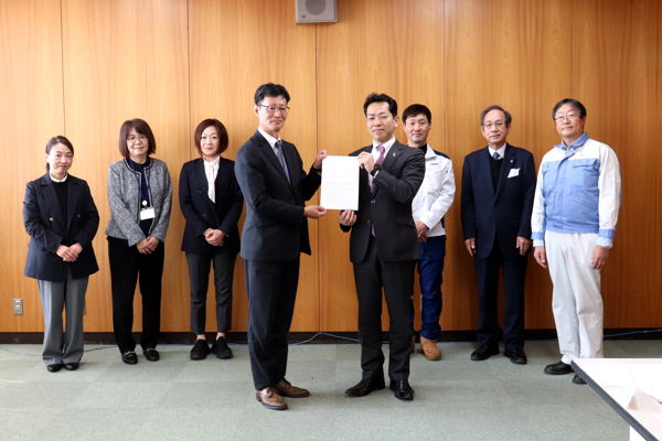 市長と行政改革推進委員会のみなさんとの記念写真