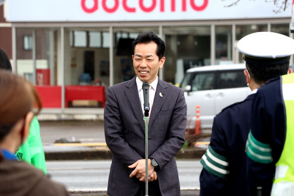出発式で挨拶する宮崎市長の画像