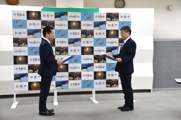 協定を交わす宮崎市長と敦井代表取締役社長の画像