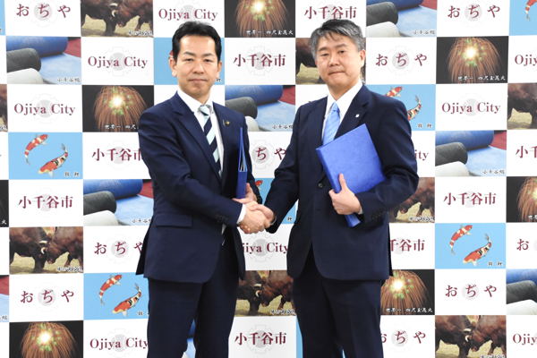 握手を交わす宮崎市長と北陸瓦斯株式会社敦井代表取締役社長の画像