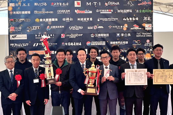 ​大会総合優勝を受賞した方の表彰式の画像