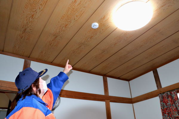 寝室の火災警報器設置を確認している画像
