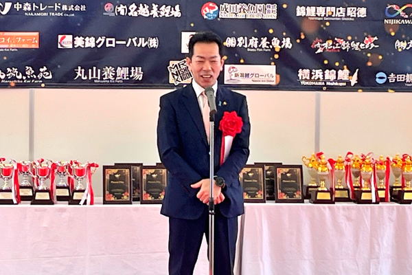 授賞式でスピーチをする市長の画像