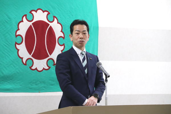 辞令交付式で激励の挨拶をする宮崎市長