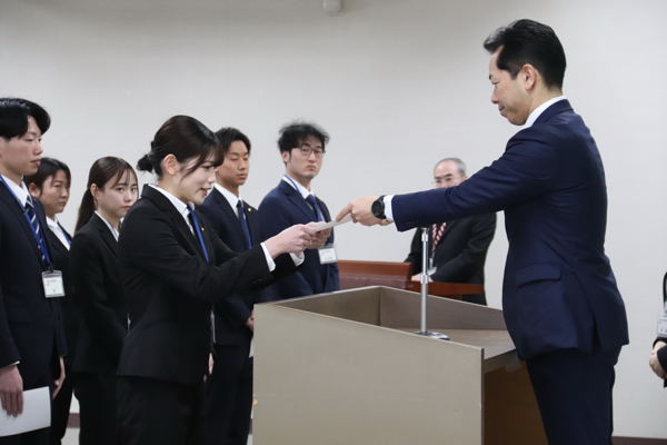 市長が新採用職員へ辞令交付をする様子