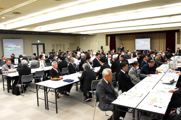 町内会長会議であいさつをする宮崎市長の画像