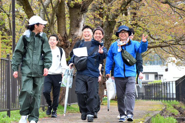 笑顔でピースサインをする参加者の画像