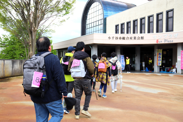 ゴール会場に到着した参加者の画像