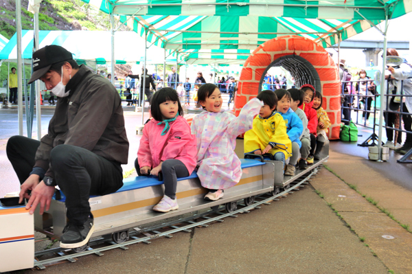 ミニ新幹線を楽しむ子どもたちの画像