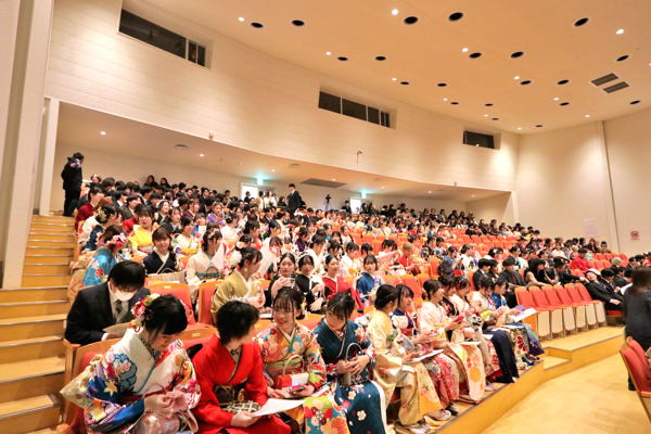 二十歳を祝う会の会場の画像