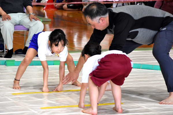 取組前に真剣な表情で構える女の子の画像