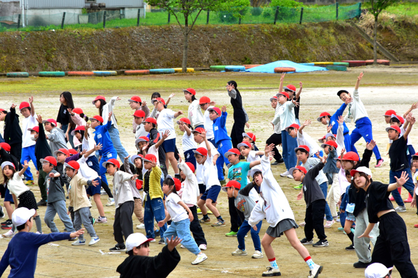 元気にダンスを踊る児童の画像