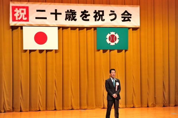 二十歳を祝う会で祝辞を述べる宮崎市長の画像