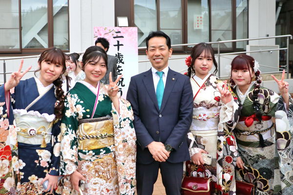 二十歳を祝う会で参加者と写真に写る宮崎市長の画像