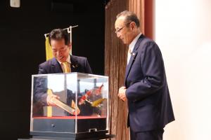 金塊つかみ体験をする宮崎市長