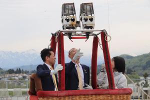 熱気球のバナー体験をする両市長