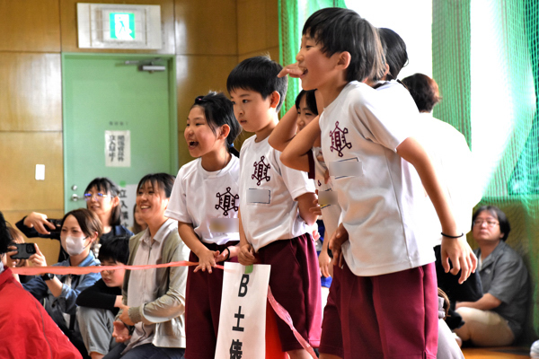 同じ学校の仲間に声援を送る子どもたちの画像