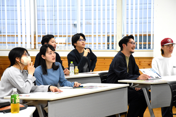 真剣に話を聞く参加者の画像