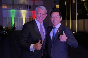 ベネデッティ全権大使と宮崎市長の写真
