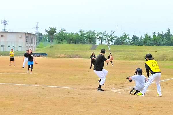 白山運動公園での試合でピッチャーが投球した直後の画像