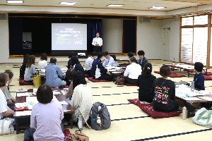 学童保育に携わるみなさんに市政を説明する宮崎市長の画像