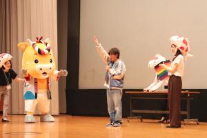 ハリウさんとよした君が抽選会をする様子