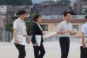 三市の市長がホントカを視察している様子