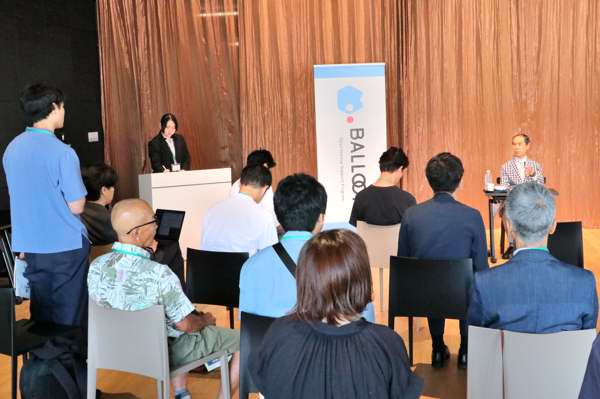 講演後の質疑応答の画像