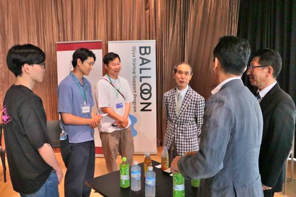 交流する参加者と松井さん、宮崎市長の画像