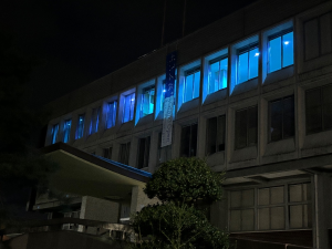 一部がブルーライトアップされた市役所