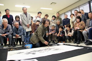 水墨画を描く早津剛さんの画像