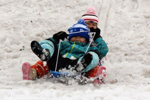 ジャンボ雪すべり台で遊ぶ子どもの画像