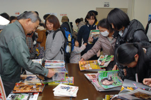 真剣に品定めをする来場者の画像