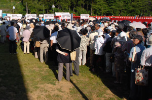 開場前に並ぶ観衆の画像