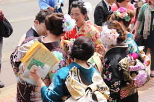 友人との再会に喜び合う新成人の画像