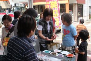 アクセサリーを見るお客さんの画像