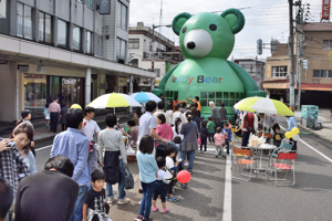 フアフアテディベアに並ぶ来場者の画像